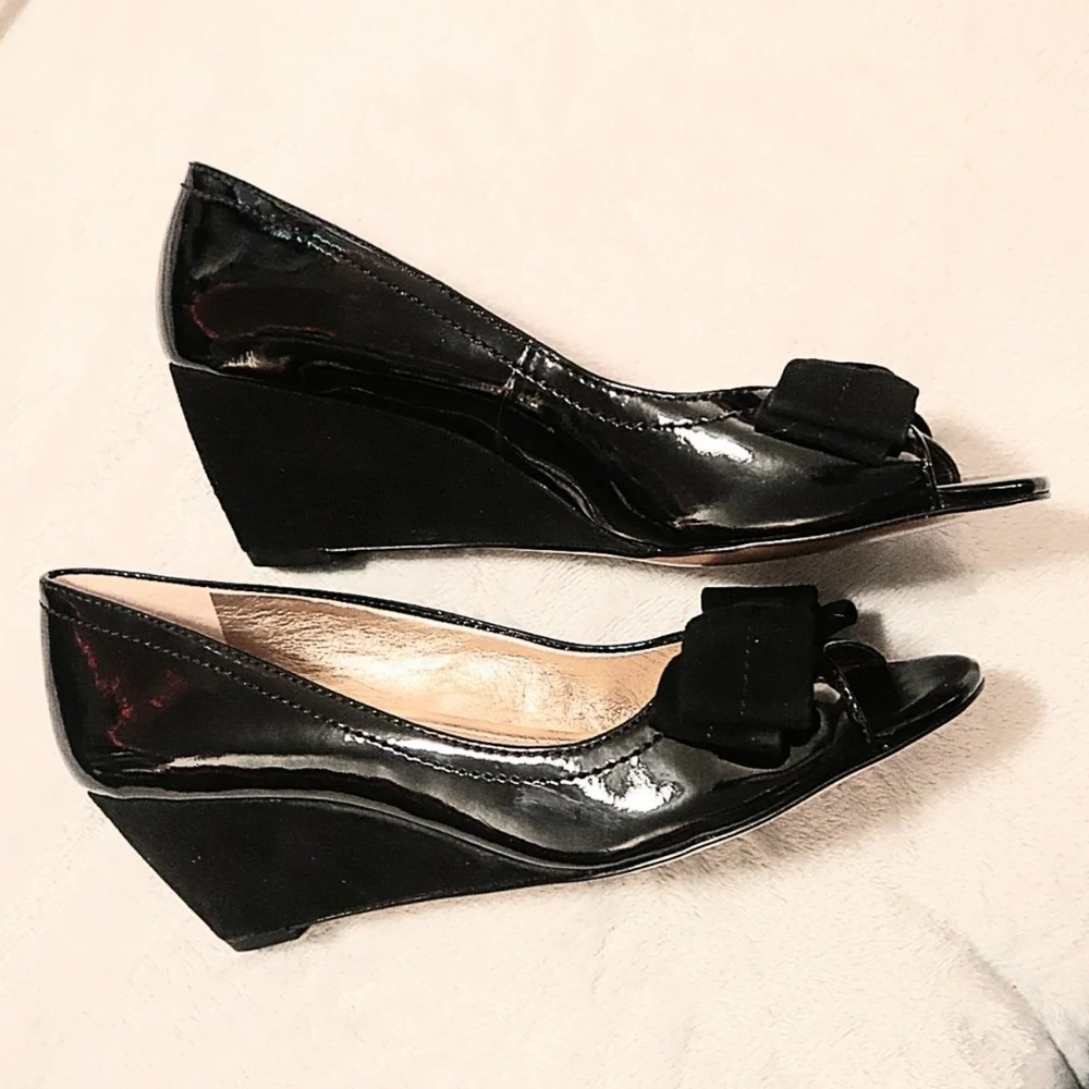 BLACK BOW WEDGES 9 BCBG Glossy Classic Formal Peeptoes Wedding Guest Prom Beach